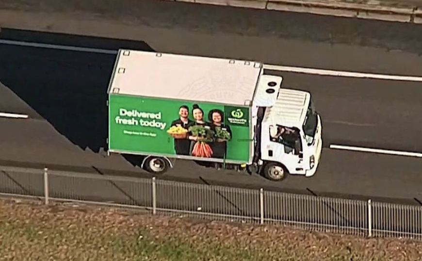 Woolies司机遭电击枪劫车，暴徒驾卡车狂飙撞4车，警方被迫动用空中力量围剿（组图） - 4