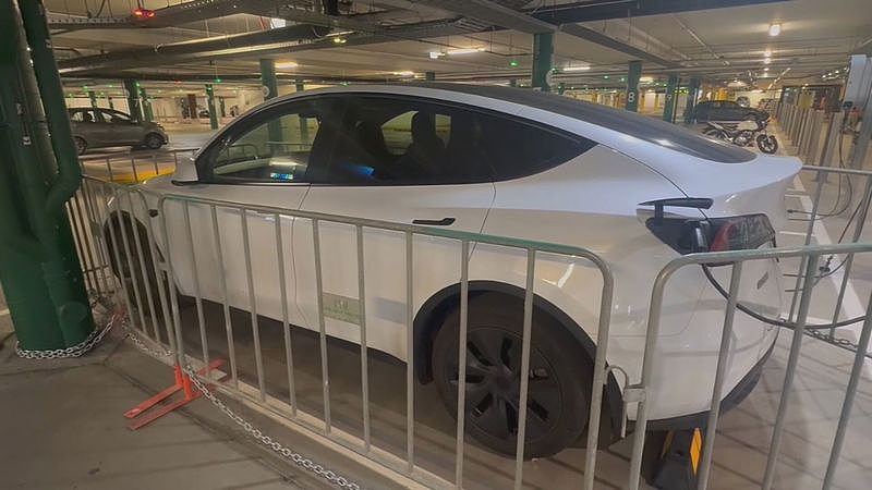 特斯拉因停车太久，被澳洲购物中心“铁链封车”！引发顾客热议（组图） - 2