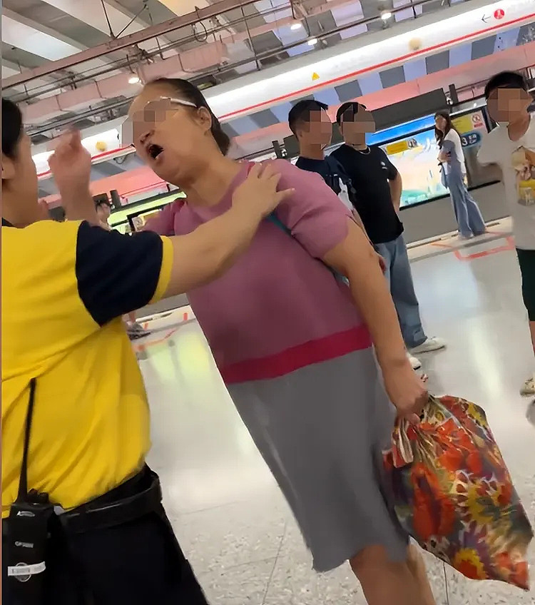 大妈地铁辱骂乘客后续：警方介入，乘警面前叫骂，孙子都嫌她丢脸（视频/组图） - 2