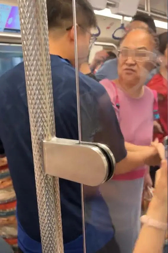 大妈地铁辱骂乘客后续：警方介入，乘警面前叫骂，孙子都嫌她丢脸（视频/组图） - 3