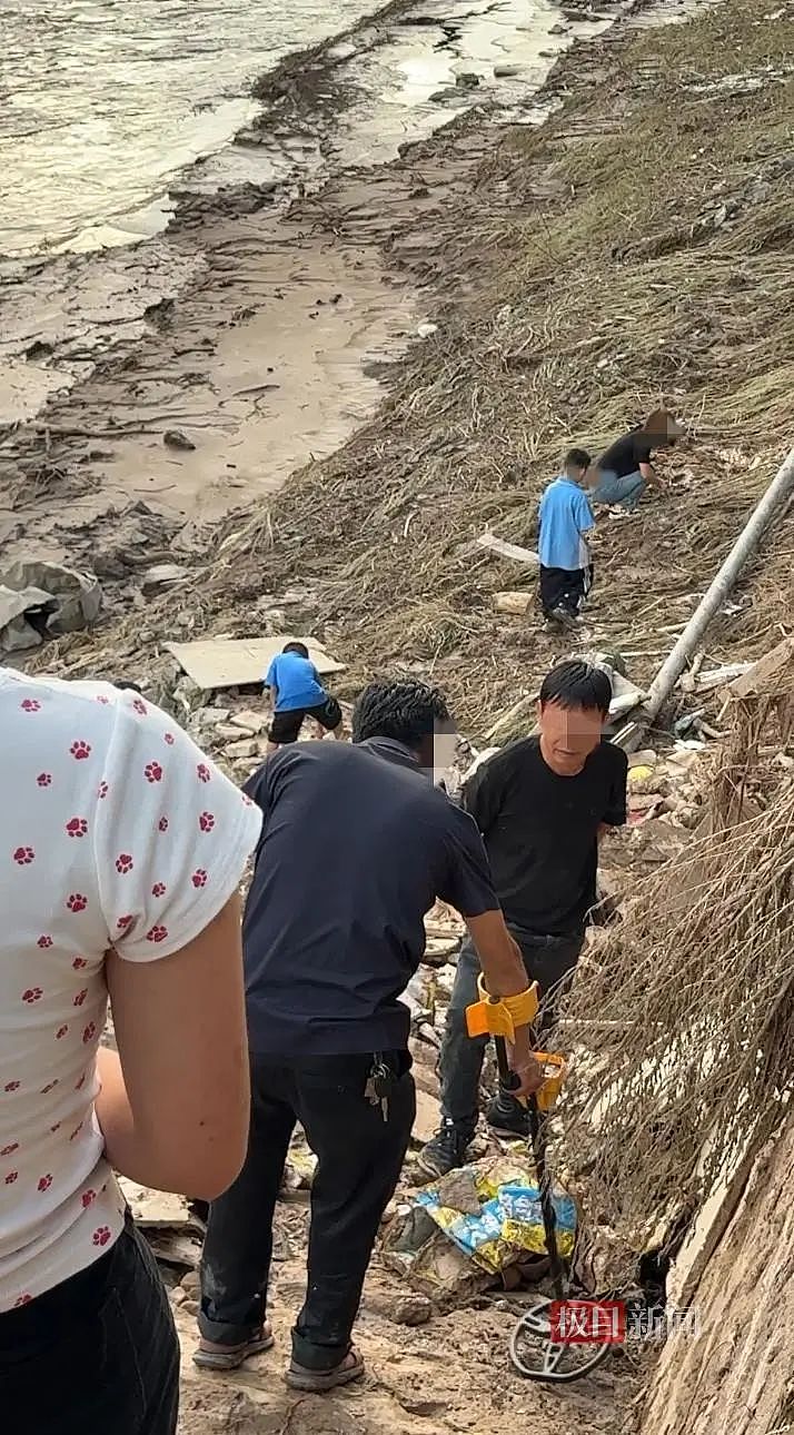 中国北方多地暴雨成灾！北京密云水库紧急泄洪，山西载12人中巴车洪水中失联，陕西千万黄金被冲走（视频/组图） - 6