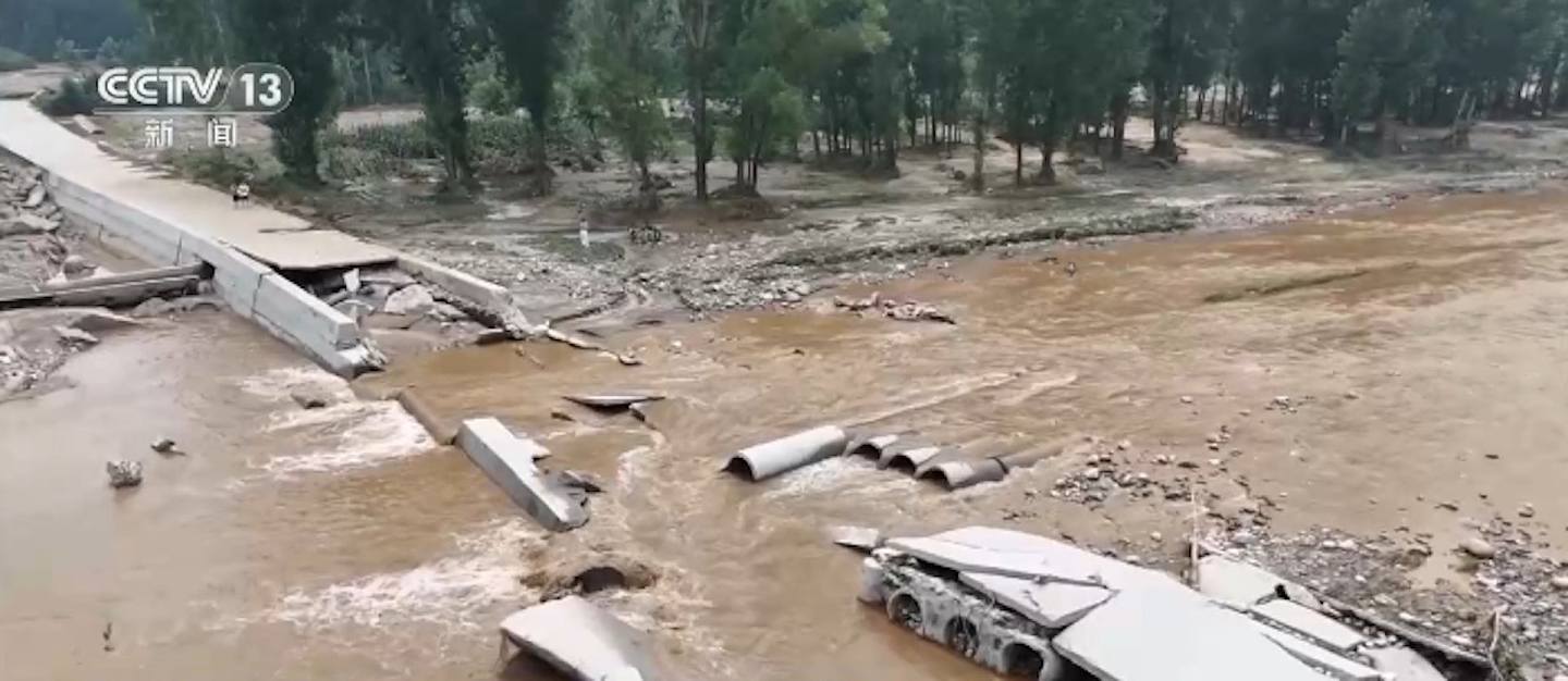 中国北方多地暴雨成灾！北京密云水库紧急泄洪，山西载12人中巴车洪水中失联，陕西千万黄金被冲走（视频/组图） - 8