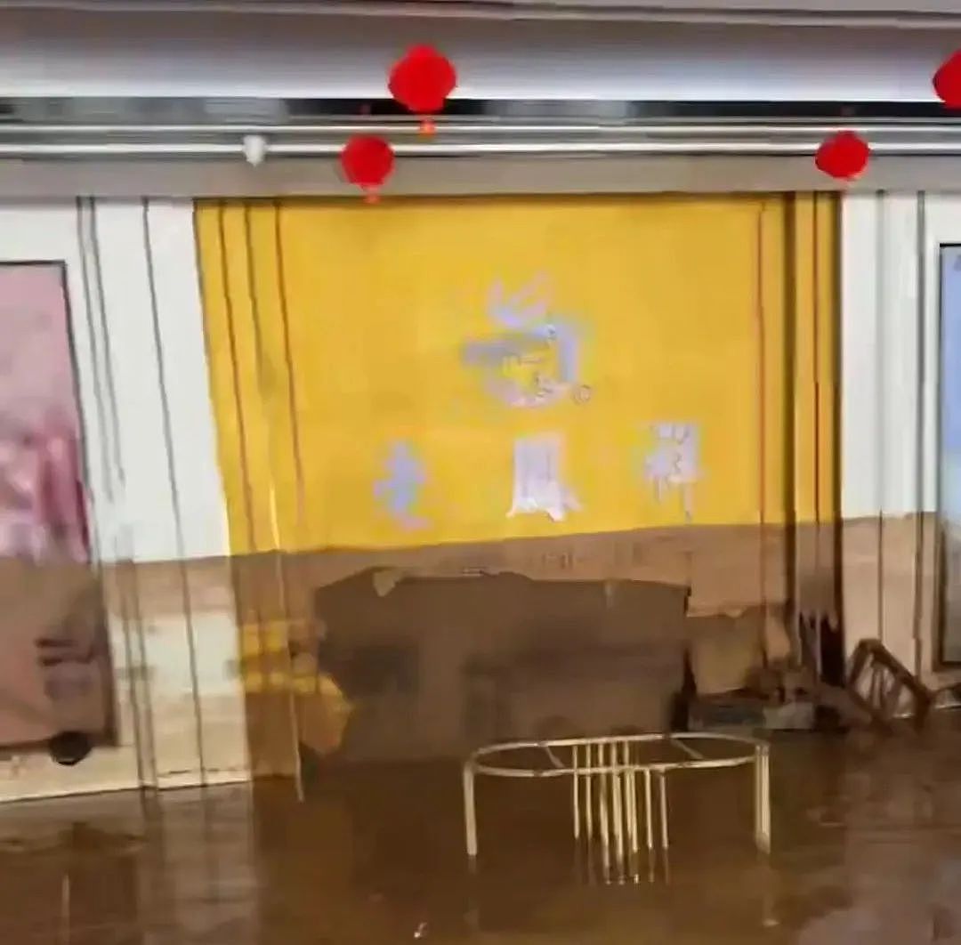 中国北方多地暴雨成灾！北京密云水库紧急泄洪，山西载12人中巴车洪水中失联，陕西千万黄金被冲走（视频/组图） - 5