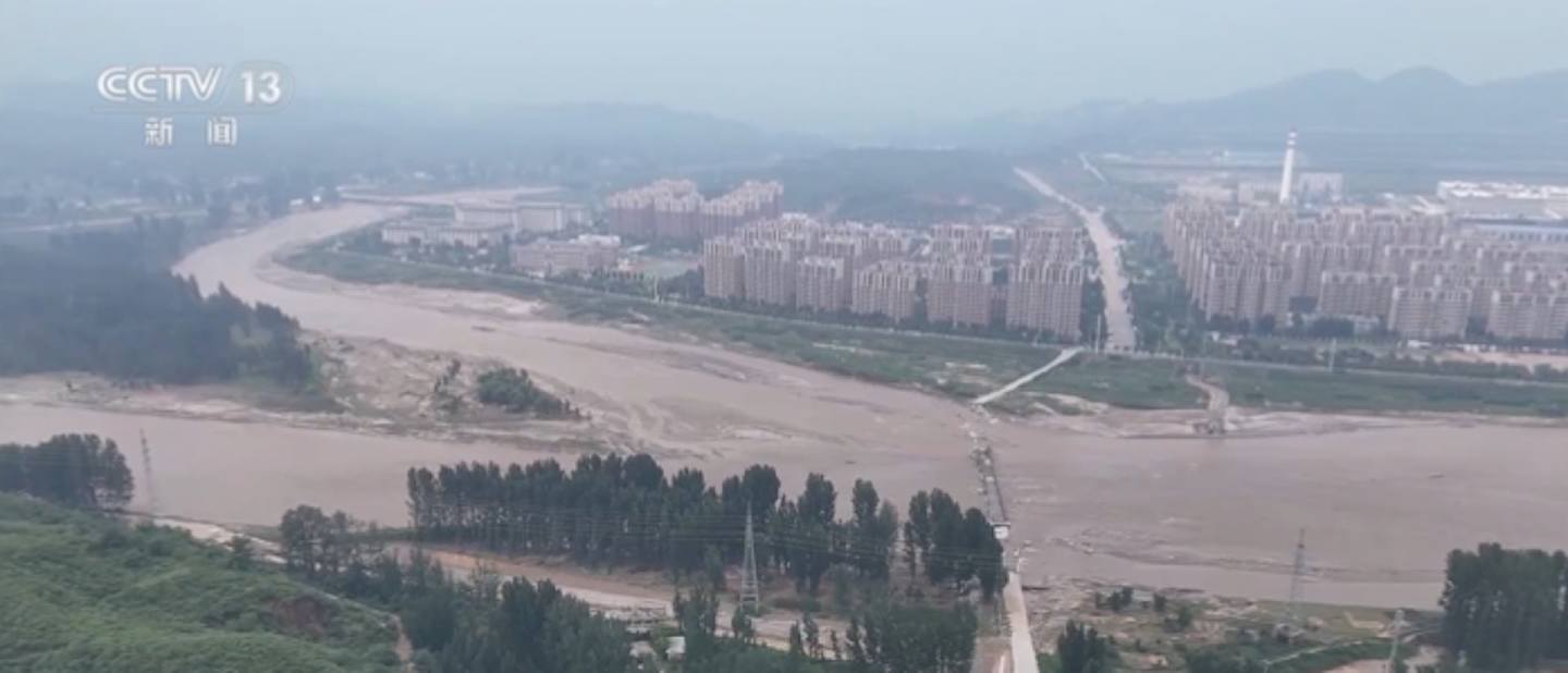 中国北方多地暴雨成灾！北京密云水库紧急泄洪，山西载12人中巴车洪水中失联，陕西千万黄金被冲走（视频/组图） - 1