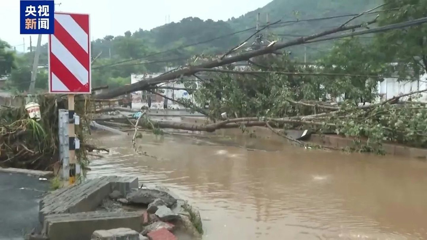 中国北方多地暴雨成灾！北京密云水库紧急泄洪，山西载12人中巴车洪水中失联，陕西千万黄金被冲走（视频/组图） - 9