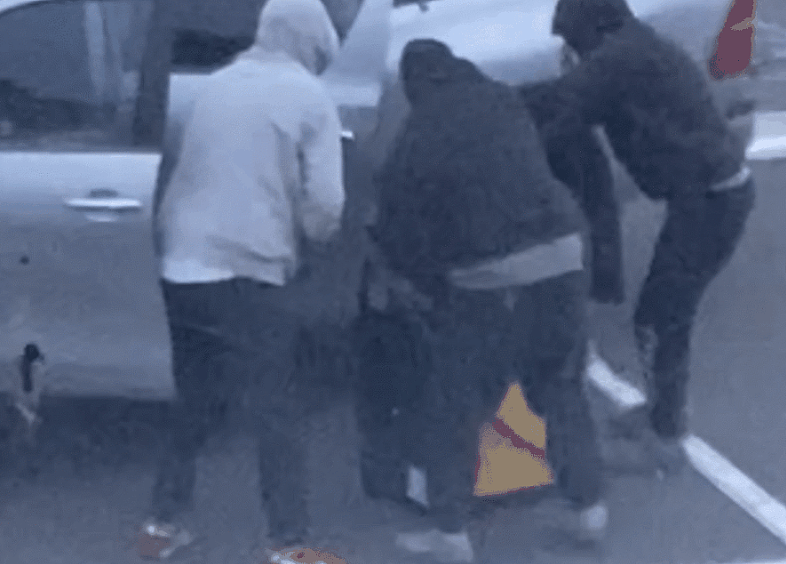 ATM劫案变搞笑片!澳洲三贼皮卡拖不动提款机狼狈逃窜(图) - 2