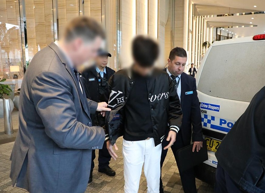 澳警方突袭华人区，捣毁诈骗团伙！缴获宾利、法拉利、名表及大量人民币现金（组图） - 2