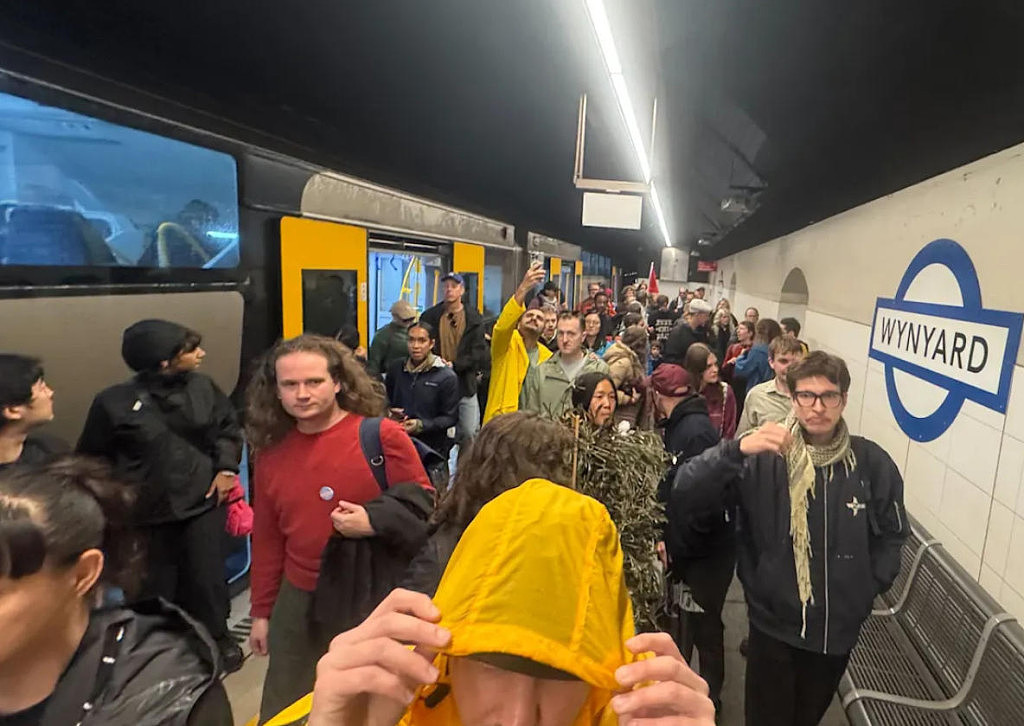 最新！近10万人涌上悉尼街头，警方紧急叫停游行，海港大桥重新开放（视频/组图） - 2