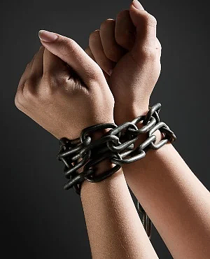 “怕她出轨”，新州男子夜夜用铁链锁住女友！甚至不让她上厕所...被控多罪（组图） - 4