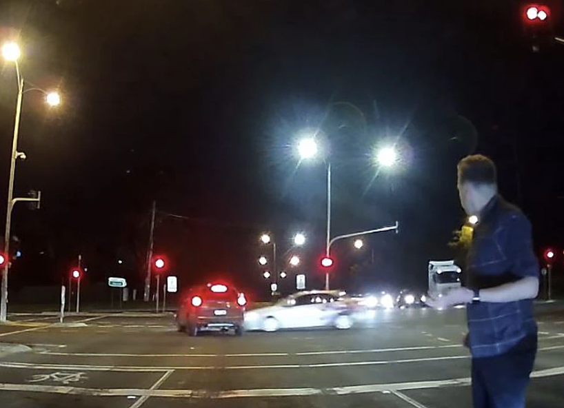 墨尔本肇事逃逸酿连环车祸,肇事车辆当街翻覆引网友热议(组图) - 3