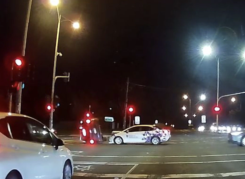 墨尔本肇事逃逸酿连环车祸,肇事车辆当街翻覆引网友热议(组图) - 4