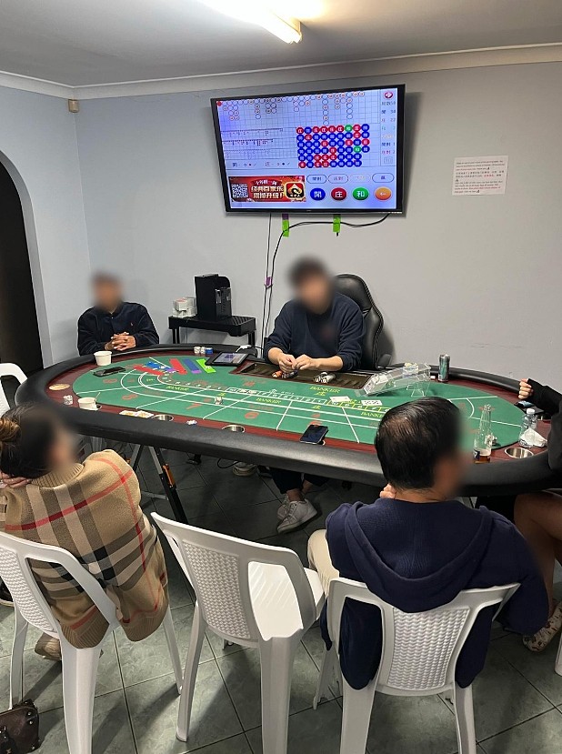西澳警方突袭民宅捣毁地下赌场！墙上贴中文告示，缴获现金超$8.3万 - 4