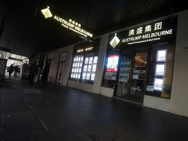 澳网红抨击华人房产中介“只有中文广告”！网友反呛：到唐人街怪中文多？（组图） - 4