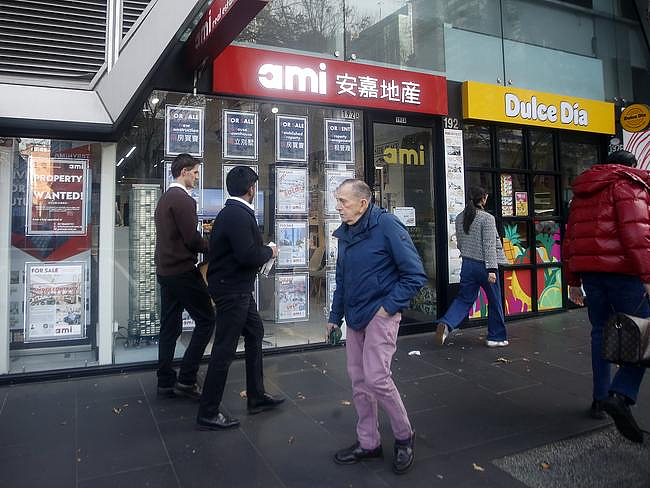 澳网红抨击华人房产中介“只有中文广告”！网友反呛：到唐人街怪中文多？（组图） - 5