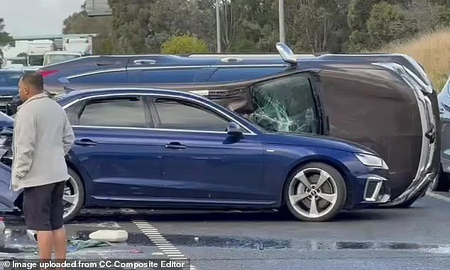 悉尼两车高速上对撞翻车!引发堵车数公里(视频/组图) - 2