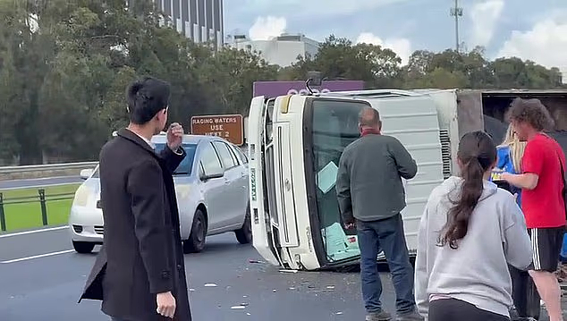 悉尼两车高速上对撞翻车!引发堵车数公里(视频/组图) - 3