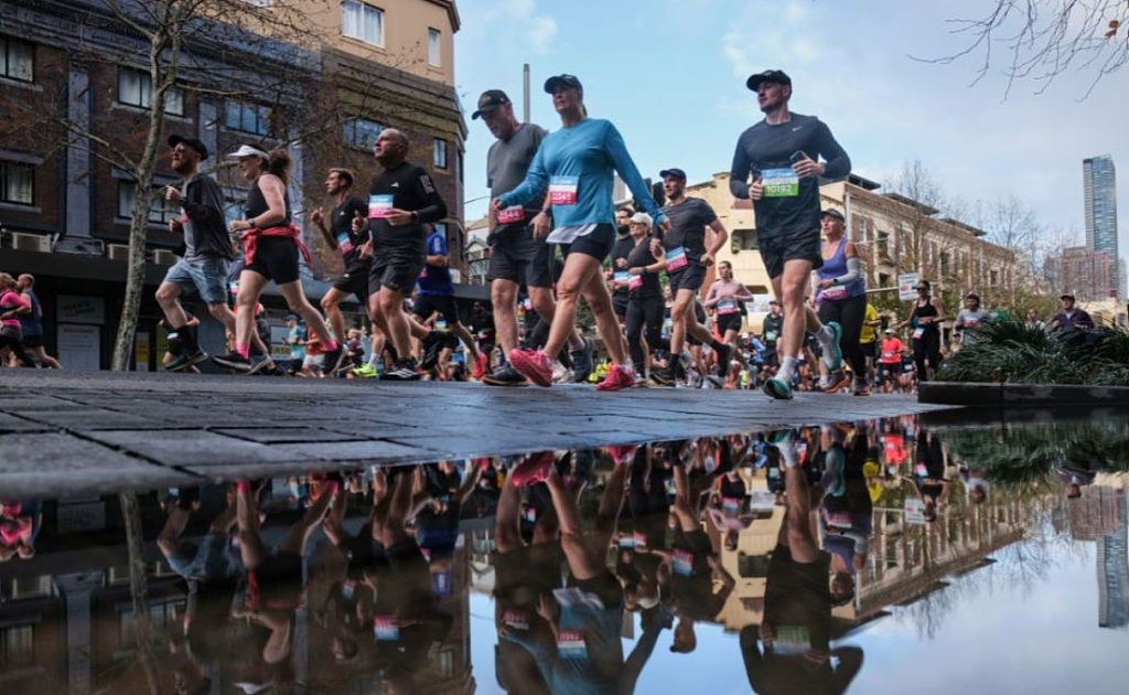 近13年来“最潮”City2Surf!9万人涌上悉尼街头,马里奥、蜘蛛侠都在为慈善狂奔(组图) - 1