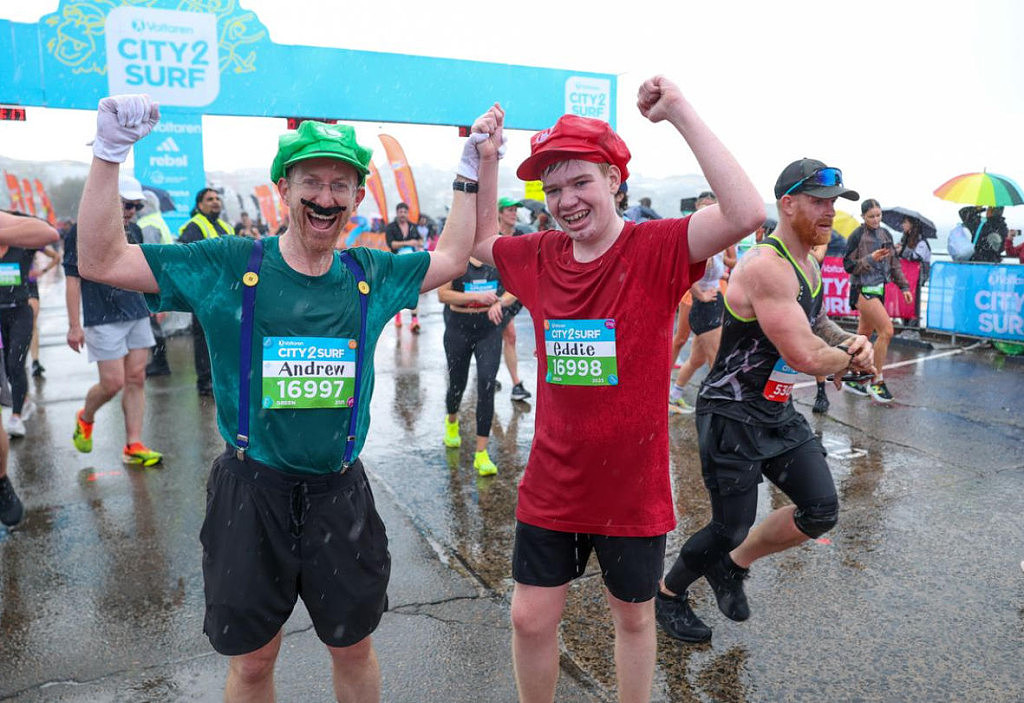 近13年来“最潮”City2Surf!9万人涌上悉尼街头,马里奥、蜘蛛侠都在为慈善狂奔(组图) - 12