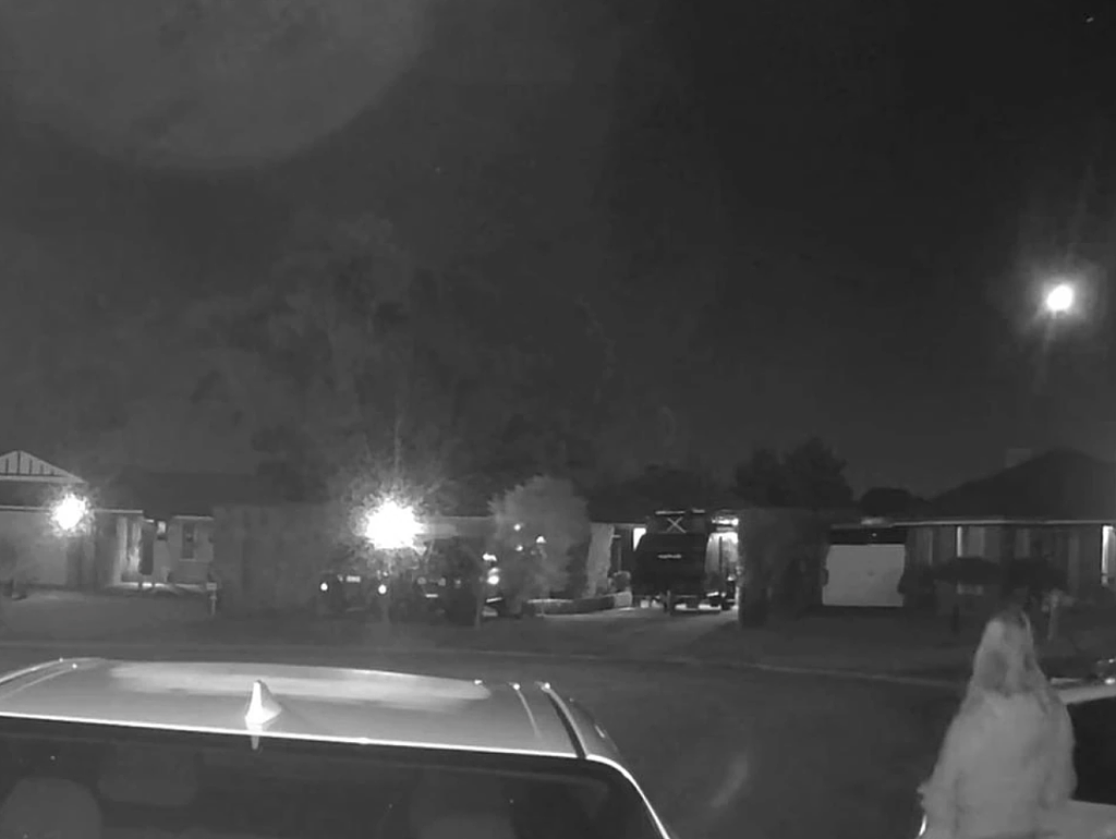 火光划破夜空!澳惊现流星坠落,居民:整栋房子都在晃(视频/组图) - 1