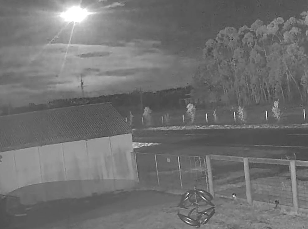 火光划破夜空!澳惊现流星坠落,居民:整栋房子都在晃(视频/组图) - 2