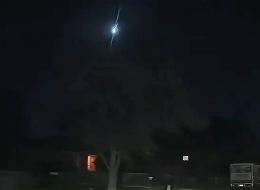 火光划破夜空!澳惊现流星坠落,居民:整栋房子都在晃(视频/组图) - 3