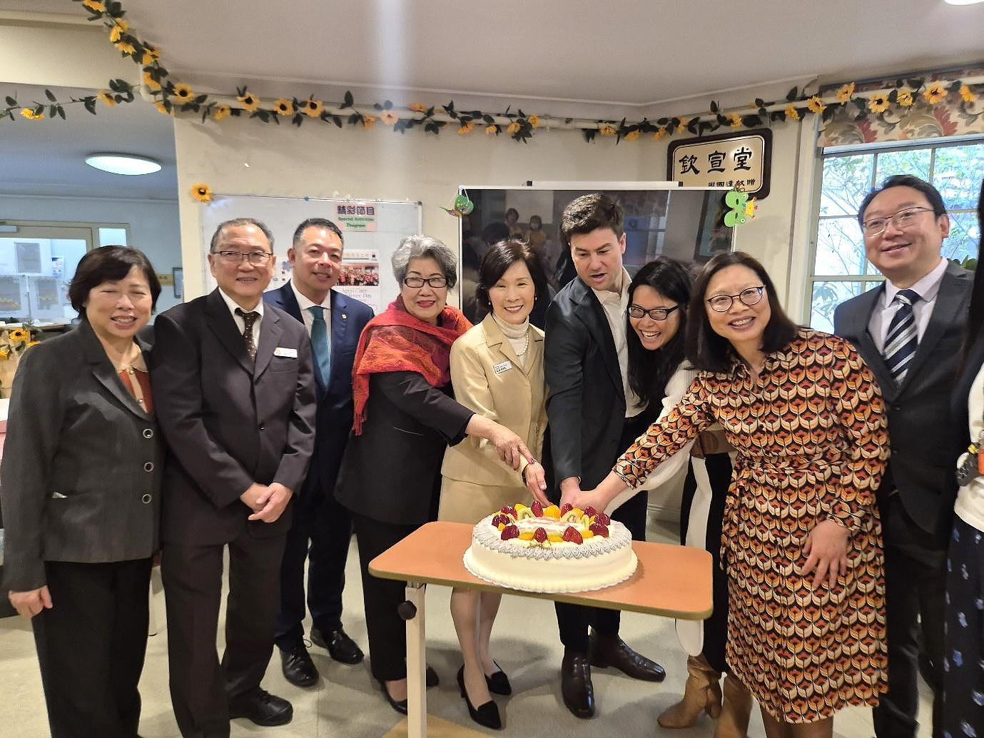 高龄服务员工日送惊喜！高龄照护及长者事务部长Sam Rae 联同联邦议员陈莎莉（Sally Sitou）到访澳华养老陈秉达疗养院 - 2