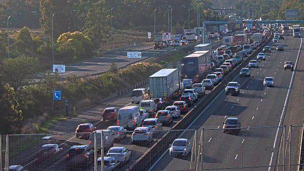 悉尼早高峰乱套了!4车相撞引发高速大堵车,车站遭破坏致城铁延误(组图) - 2