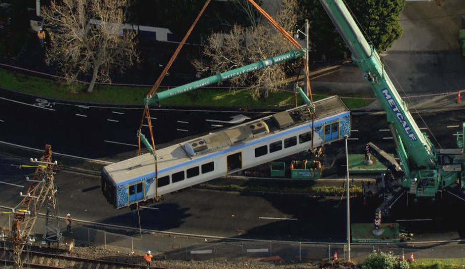 火车脱轨致通勤混乱！墨尔本Metro提供免费出行补偿，被批“杯水车薪”（组图） - 2