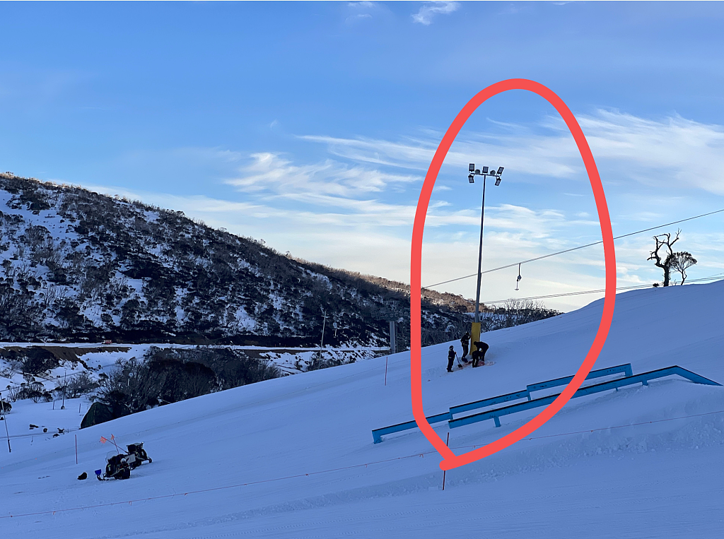 新州滑雪场出事！一男子不幸死亡，华人目击者：工作人员在铲血雪（组图） - 6