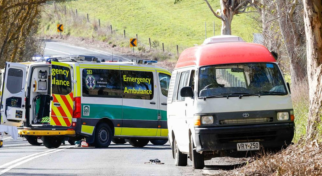 澳街头发生严重车祸!自行车撞上面包车,沿路车道被封(组图) - 2
