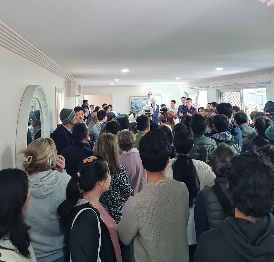 澳华人区学区房吸引31人注册竞拍！150人围观拍卖，华人中介：竞争很激烈（组图） - 3