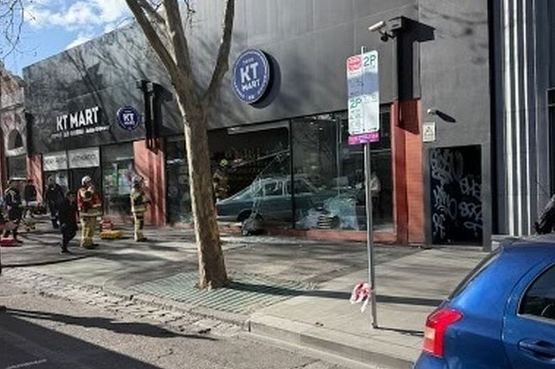 墨尔本CBD突发车祸!奔驰冲上人行道后撞进便利店,2人紧急送医(组图) - 3