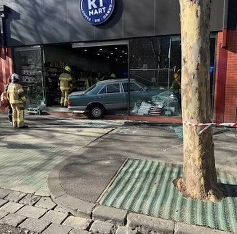 墨尔本CBD突发车祸!奔驰冲上人行道后撞进便利店,2人紧急送医(组图) - 2