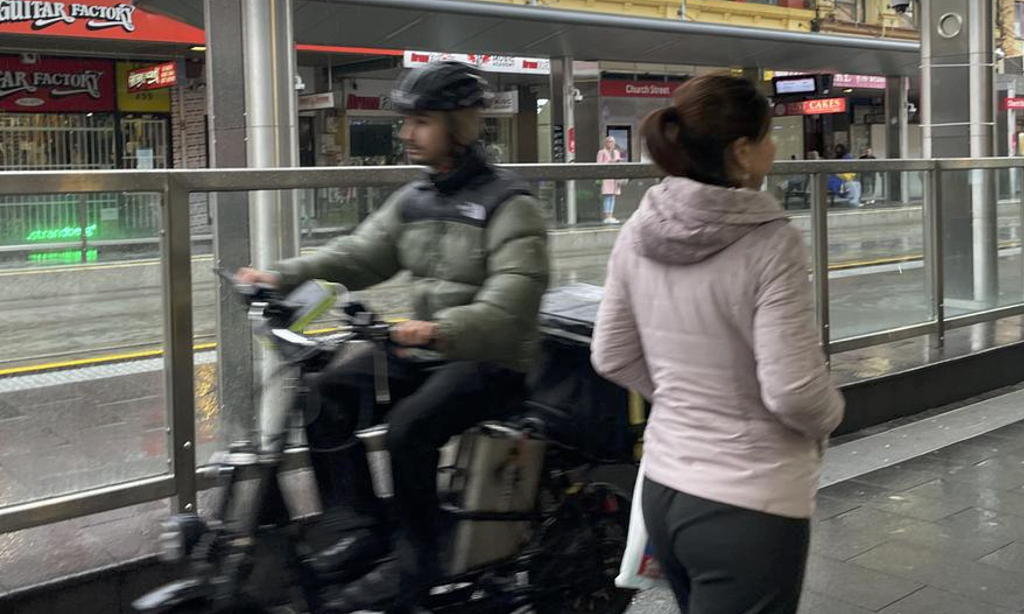 悉尼外卖小哥骑电驴“霸街”,禁区照冲不误!行人苦不堪言(组图) - 1