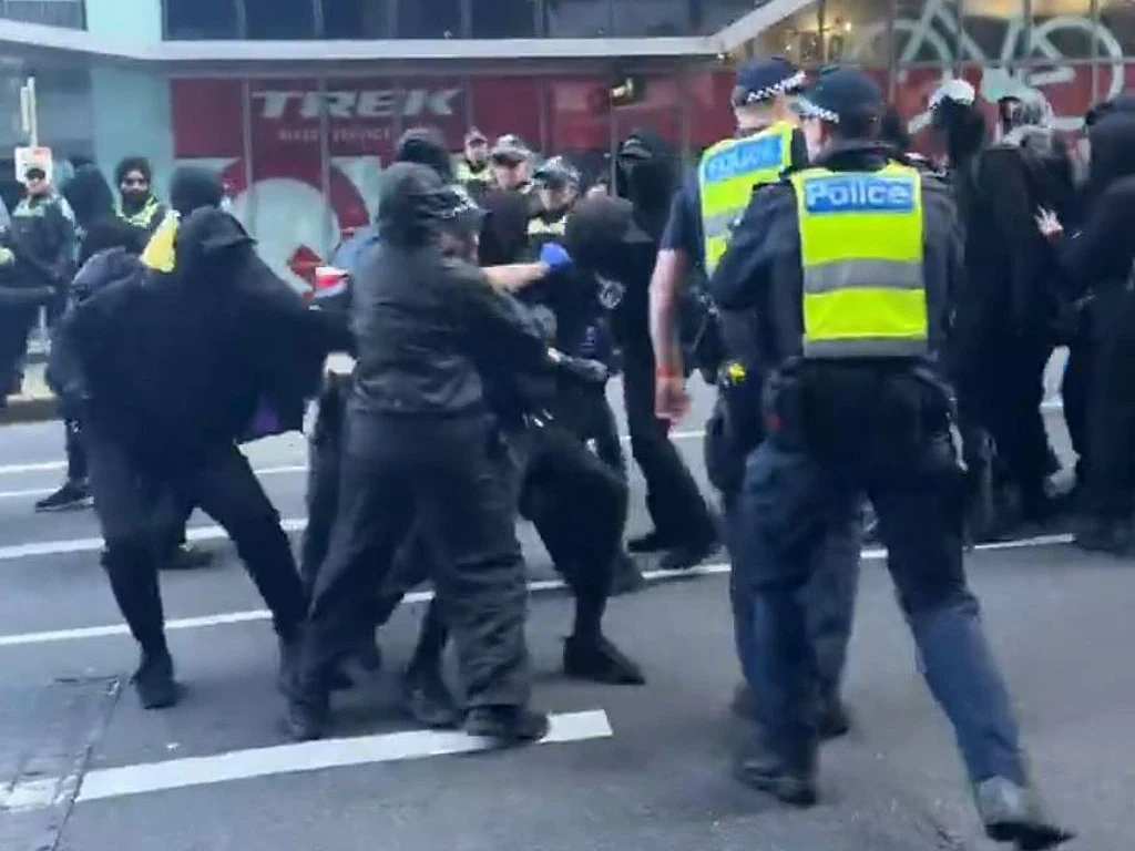 墨尔本CBD爆发游行示威!抗议者与警员起冲突,现场一片混乱(视频/组图) - 2