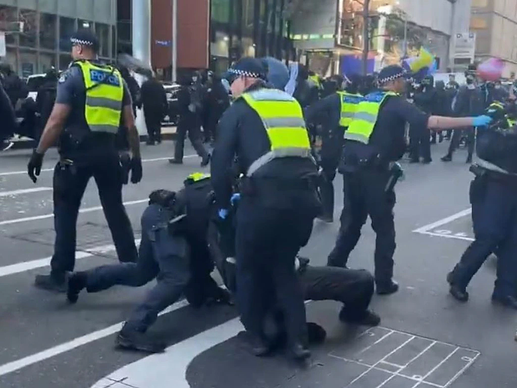 墨尔本CBD爆发游行示威!抗议者与警员起冲突,现场一片混乱(视频/组图) - 3