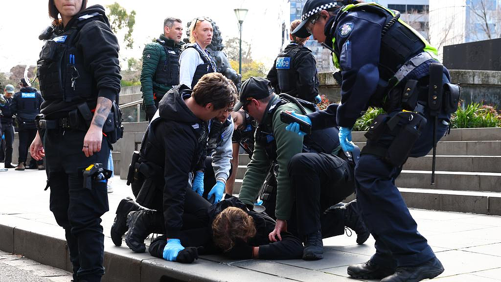 墨尔本CBD爆发游行示威!抗议者与警员起冲突,现场一片混乱(视频/组图) - 4