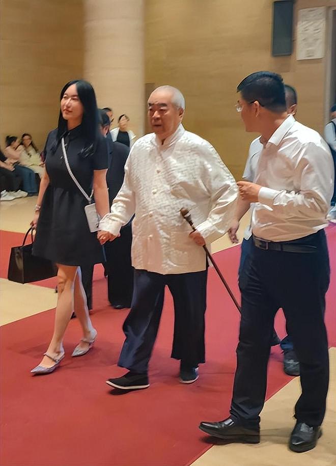 87岁书画大师范曾确认失联!去年刚娶小50岁妻子,女儿发表声明:大量书画被继母搬走,还恐吓保姆助手保密(组图) - 25