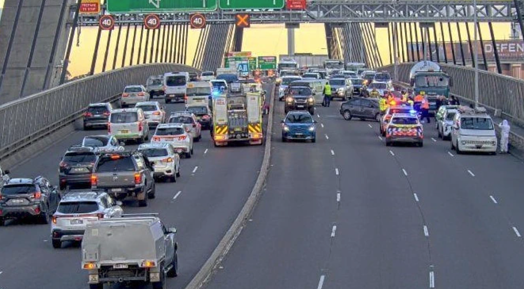 悉尼Anzac Bridge五车连撞！周边区域交通严重拥堵（组图） - 1