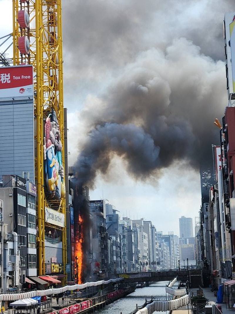 大阪道顿堀Donki旁建筑物发生火警！2人吸入浓烟送院，1消防员受伤（视频/组图） - 2