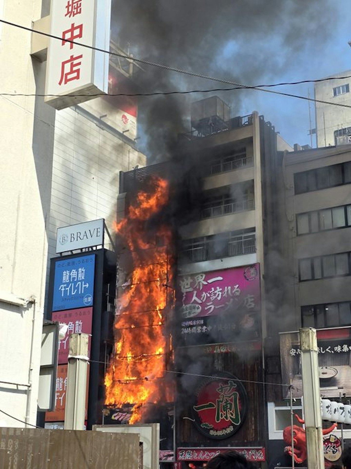 大阪道顿堀Donki旁建筑物发生火警！2人吸入浓烟送院，1消防员受伤（视频/组图） - 8