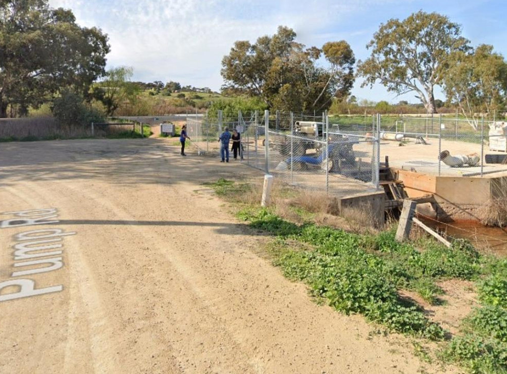 澳汽车驶离道路冲入水中!1人被困,救援人员紧急出动(图) - 2