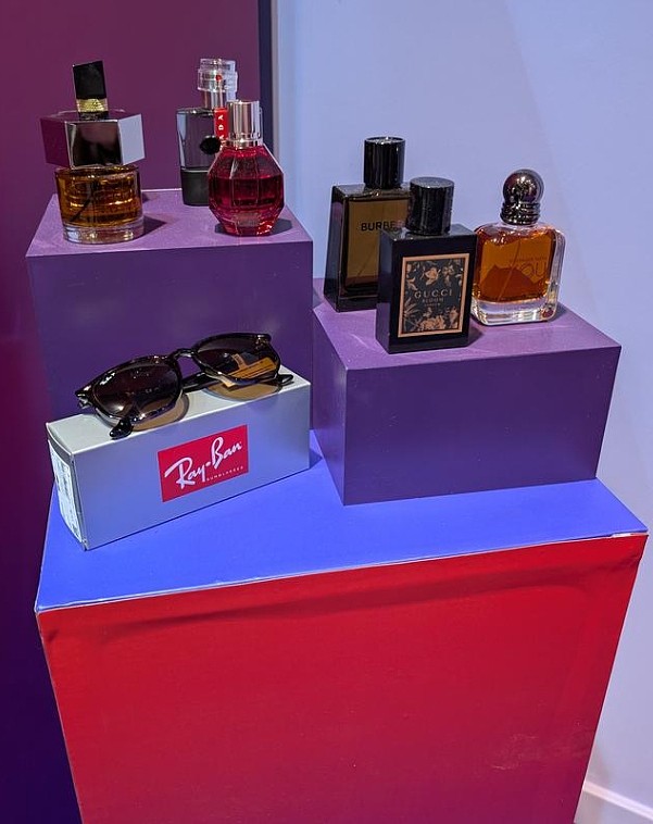 1积分换戴森和Prada!维珍航空推1 Points快闪店,大量名牌等你来抢(组图) - 7