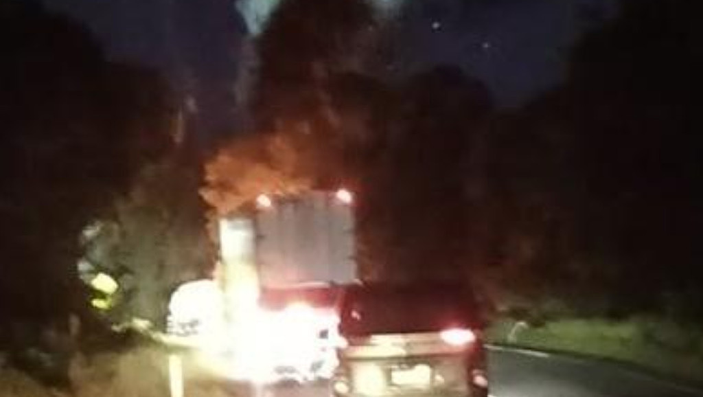 澳油罐车和卡车相撞起火！2司机生命垂危，道路安全引争议（组图） - 2