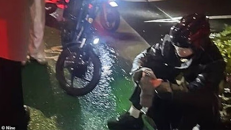 外卖小哥在澳华人区街头遇袭，被陌生男子狂捅10多次！嫌犯已被逮捕（视频/组图） - 2