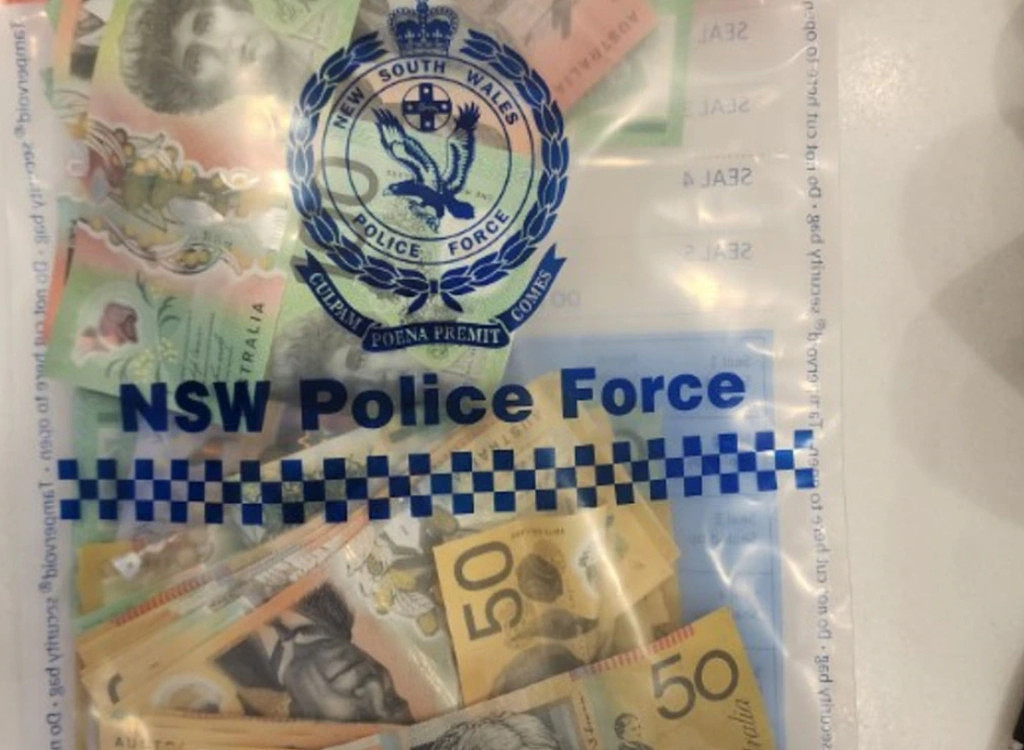 悉尼警方突袭多地民宅，破获银行卡盗窃欺诈案！缴获大量现金、名表和名包（组图） - 3