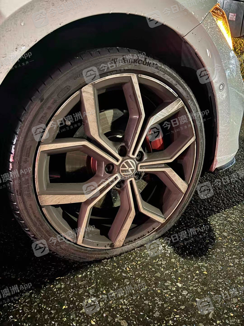 “全是车,都停在路边换胎!”澳洲暴雨后公路坑洞密布,华人区司机连环“中招”!“像隐形杀手,太危险了”(视频/组图) - 2