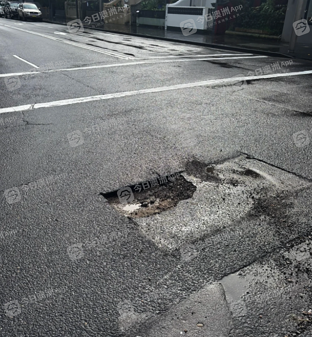 “全是车,都停在路边换胎!”澳洲暴雨后公路坑洞密布,华人区司机连环“中招”!“像隐形杀手,太危险了”(视频/组图) - 1