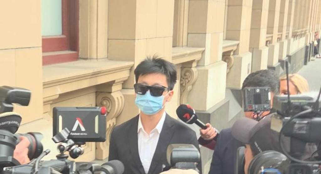 涉嫌在厕所偷拍数百人，澳华人医生获准保释！父母庭外包裹严实（组图） - 2