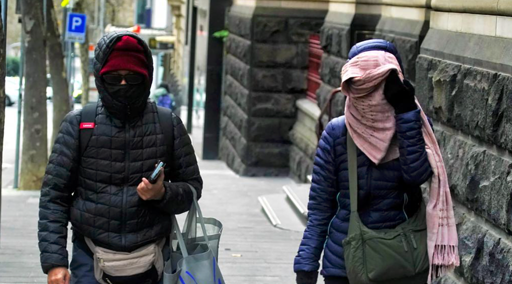 涉嫌在厕所偷拍数百人，澳华人医生获准保释！父母庭外包裹严实（组图） - 5